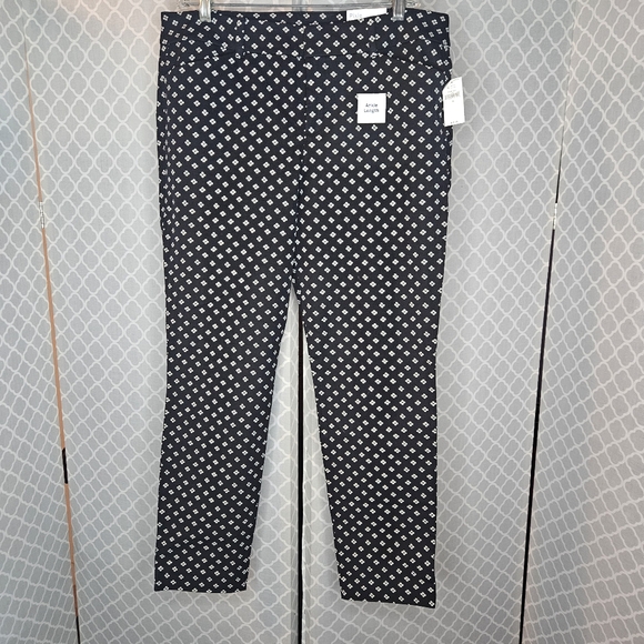 Old Navy Pants - NWT Black and White Old Navy Pixie Ankle Pants - Size 12!!
